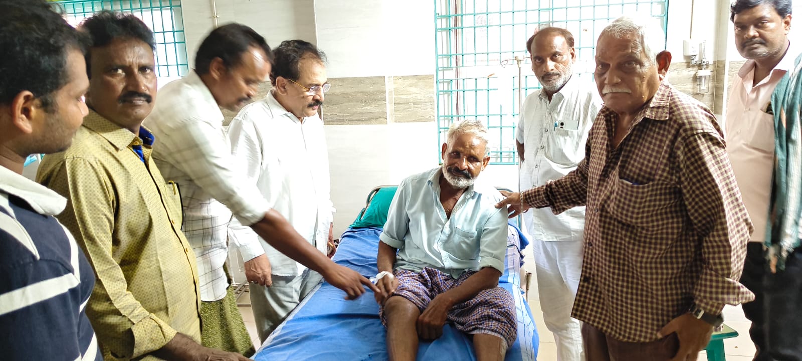 మనుబోలుపాడులో దాడికి గురైన జనసైనికుడు సుబ్బారావును పరామర్శించిన అళహరి సుధాకర్