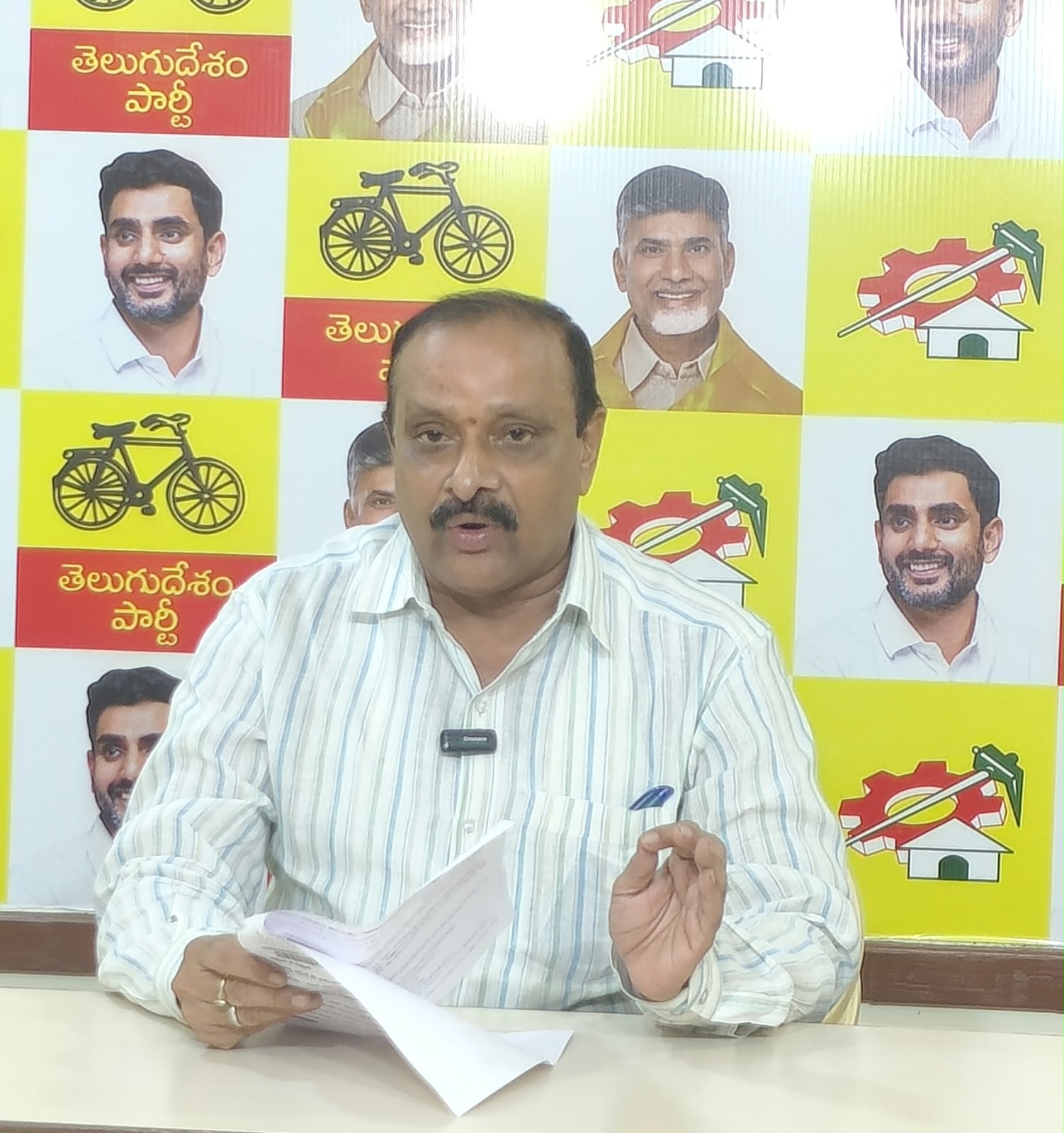 నెల్లూరు లోని జిల్లా తెలుగుదేశం పార్టీ కార్యాలయంలో ఏర్పాటు చేసిన పత్రికా విలేఖరుల సమావేశంలో తెలుగుదేశం పార్టీ