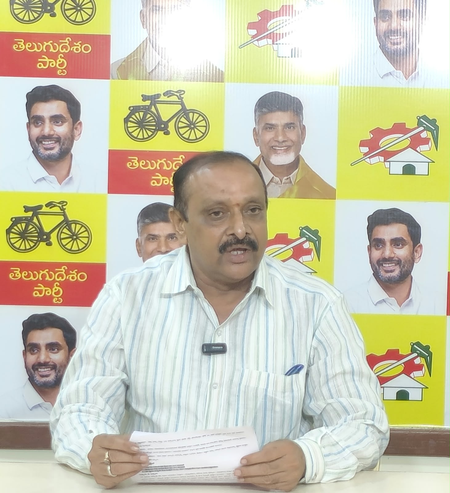 నెల్లూరు లోని జిల్లా తెలుగుదేశం పార్టీ కార్యాలయంలో ఏర్పాటు చేసిన పత్రికా విలేఖరుల సమావేశంలో తెలుగుదేశం పార్టీ