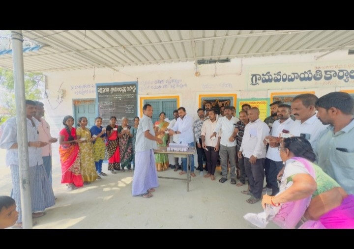 నూతన స్మార్ట్ రేషన్ కార్డుల పంపిణీ