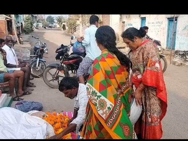 మార్కెట్లో కొనుగోలు బతుకమ్మ పూలు