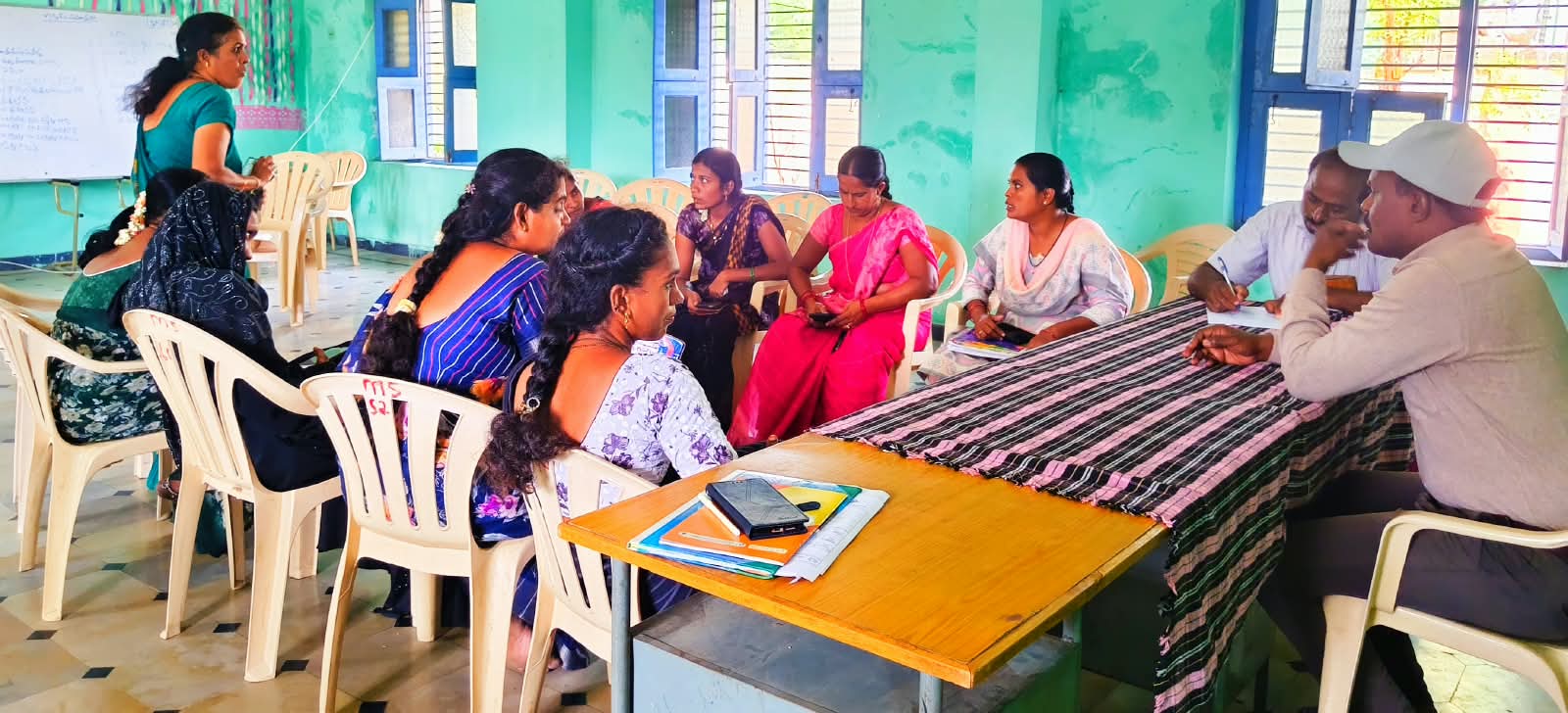 కిచెన్ గార్డెన్లతో పోషకాహార భద్రత మహిళా సంఘాల ఆధ్వర్యంలో కిచెన్ గార్డెన్ కిట్స్ పంపిణీ
