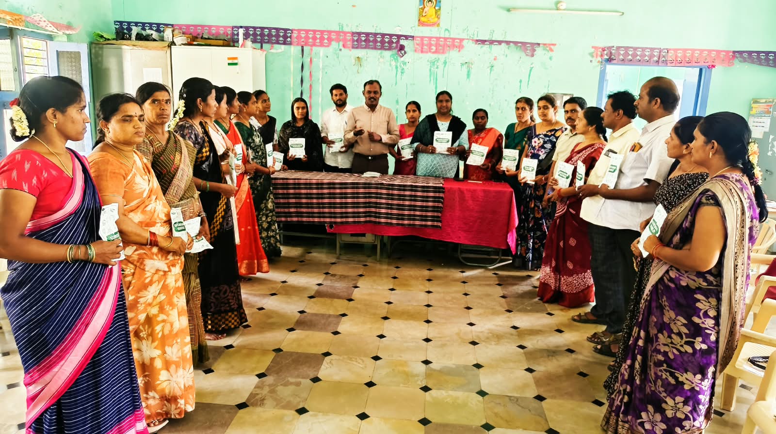 కిచెన్ గార్డెన్లతో పోషకాహార భద్రత మహిళా సంఘాల ఆధ్వర్యంలో కిచెన్ గార్డెన్ కిట్స్ పంపిణీ