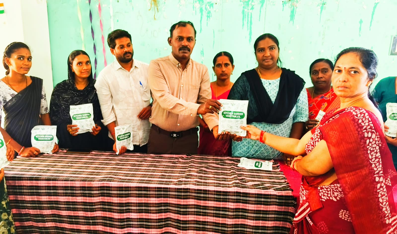 కిచెన్ గార్డెన్లతో పోషకాహార భద్రత మహిళా సంఘాల ఆధ్వర్యంలో కిచెన్ గార్డెన్ కిట్స్ పంపిణీ