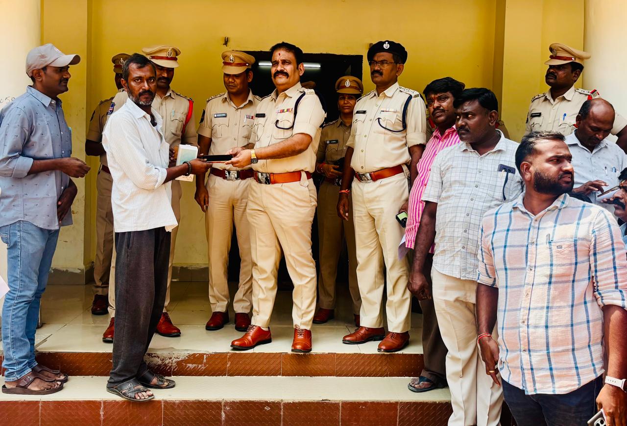 జనగామ జిల్లాలో సీఈఐఆర్ పోర్టల్‌తో 67 మొబైల్స్ రికవరీ: డీసీపీ రాజమహేంద్ర నాయక్