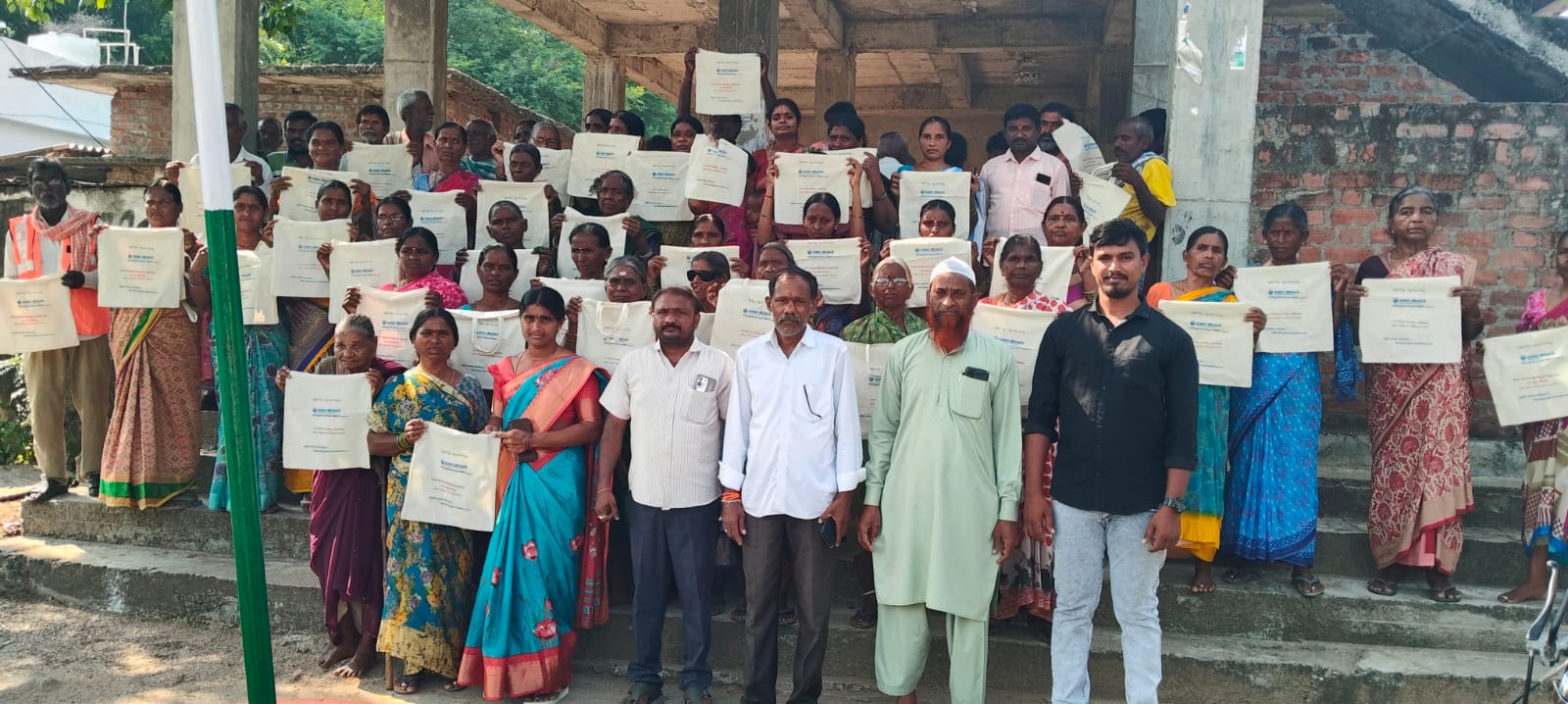 షాపల్లిలో ప్లాస్టిక్ నివారణే ధ్యేయంగా క్లాత్ బ్యాగ్స్ పంపిణీ