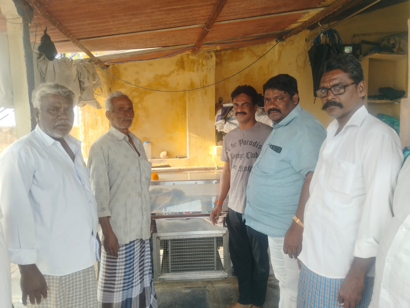 ముజీర్ కుటుంబానికి మాజీ సర్పంచ్ సోమిశెట్టి నారాయణ, మండల ఉపాధ్యక్షుడు అంచూరి వెంకట్ రెడ్డి ఆర్ధిక సహాయం