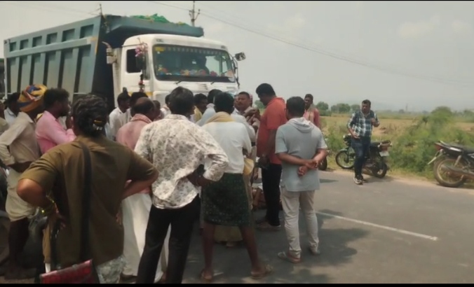 మార్కాపురం జిల్లా: దోర్నాల మండలం రామచంద్ర కోట గ్రామంలో సబ్ స్టేషన్ వద్ద కరెంటు ఇవ్వటం లేదని రైతులు రోడ్డు మీద ధర్నా