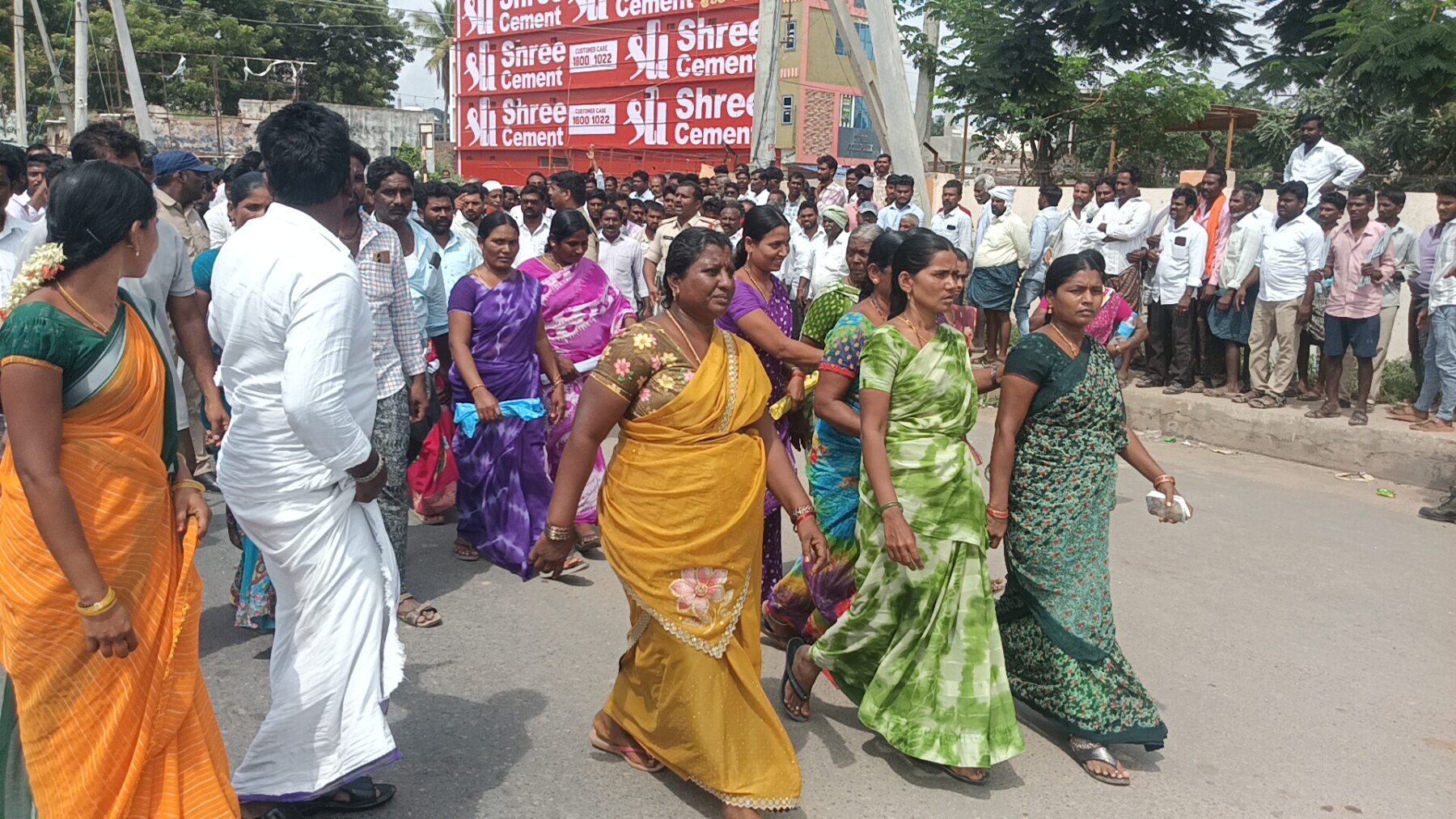 మార్కాపురం: జిల్లా ఎర్రగొండపాలెం మండలం టిడిపి వైసిపి వర్గాల మధ్య తీవ్ర ఘర్షణ