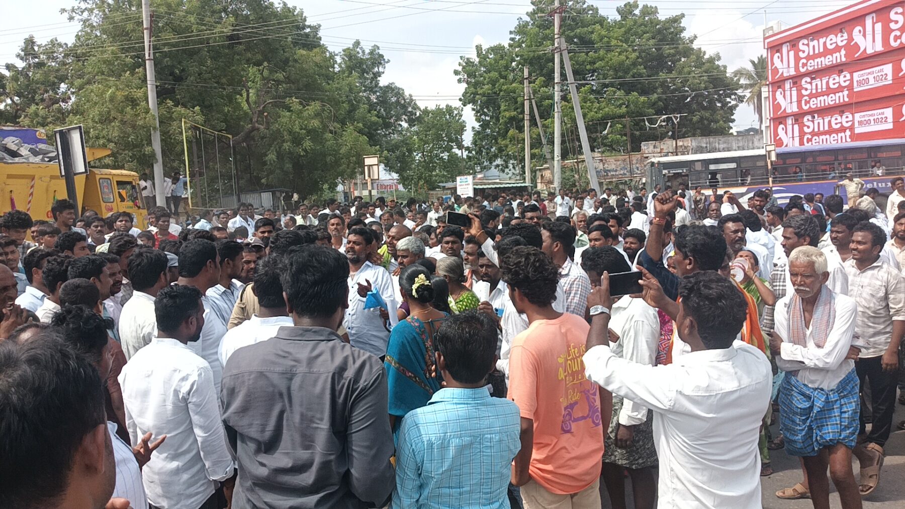 మార్కాపురం: జిల్లా ఎర్రగొండపాలెం మండలం టిడిపి వైసిపి వర్గాల మధ్య తీవ్ర ఘర్షణ