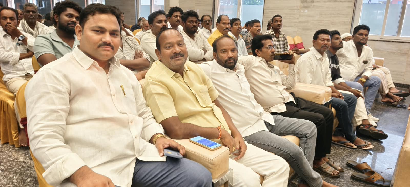 సాయంత్రం జరిగిన, మాగుంట, ఉగ్ర నరసింహారెడ్డి భేటీలో వరికూటి, యువనాయకుడు అస్లీమ్
