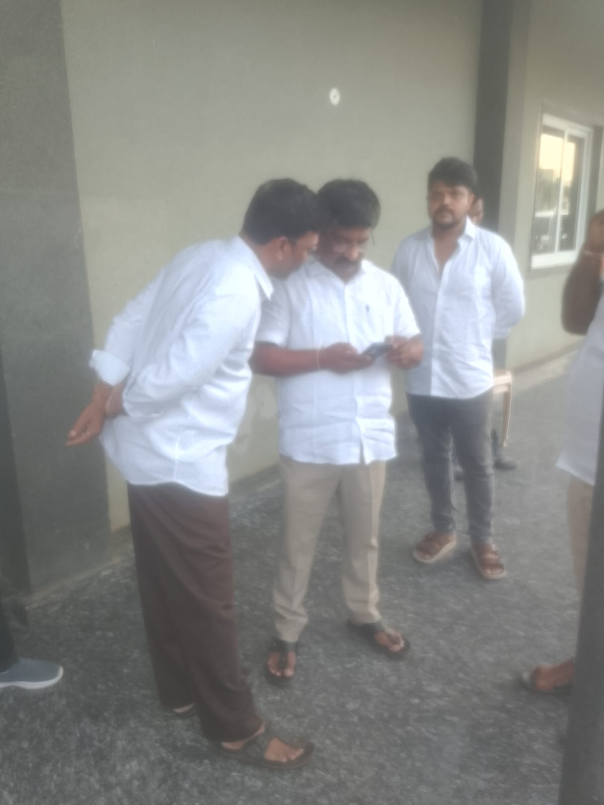 పువ్వాడి కన్వెన్షన్ లో యల్. ఏ. ఉగ్ర నరసింహ రెడ్డితో రాజకీయ భేటీలో మధు ఊస!!!.