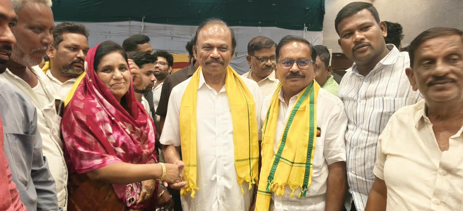 ఒంగోలు ఎంపీ మాగుంట తో మర్యాదపూర్వక భేటీలో రజియా సయ్యద్!!!!