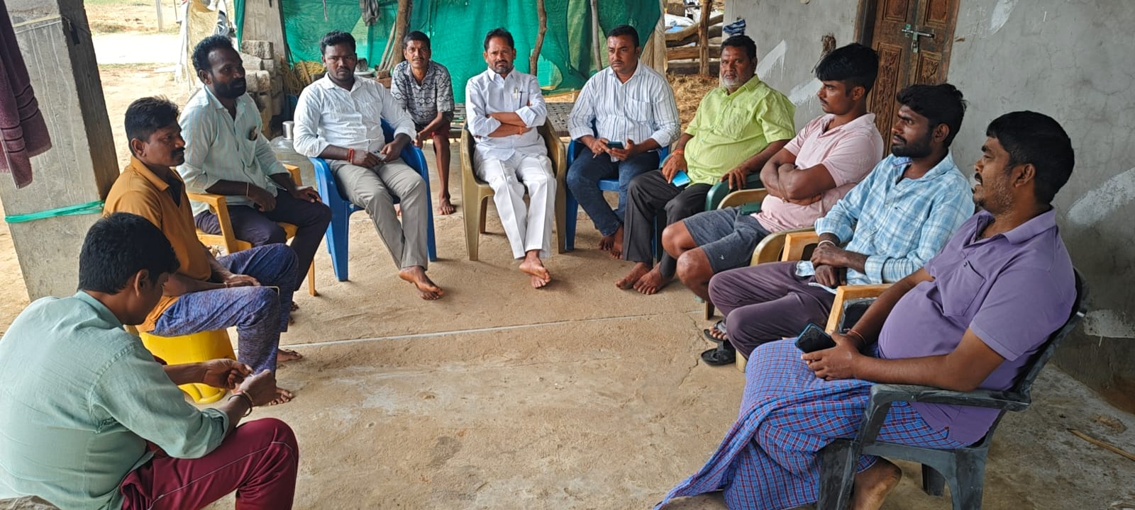 మండల అభివృద్ధి నిధుల వినియోగంపై సర్పంచ్‌లతో చర్చించిన మండల కాంగ్రెస్ అధ్యక్షుడు జాడి రాజయ్య