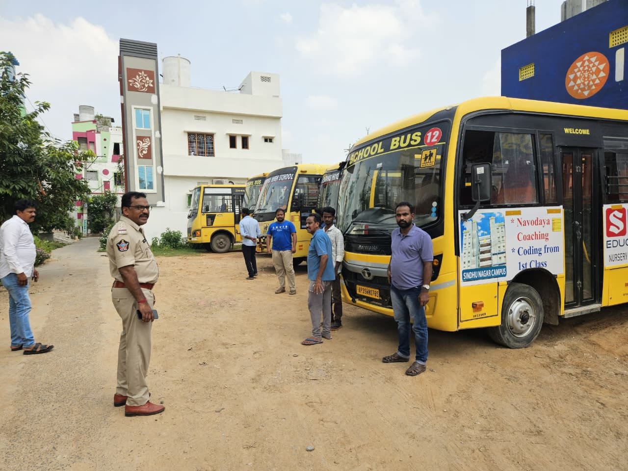 *നരസരാവേട്ട് 2 ടൗൺ പോലീസ് സ്റ്റേഷന് കീഴിലുള്ള സ്കൂളുകളിലെ സ്കൂൾ ബസ് ഡ്രൈവർമാർക്ക് നരസരാവേട്ട് 2 ടൗൺ സിഐ സിഎച്ച് പ്രഭാകർ റാവുവിന്റെ പ്രത്യേക കൗൺസിലിംഗ്.*