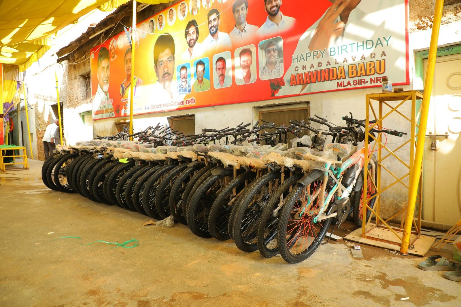 *ಶಾಸಕ ಡಾ. ಚದಲವಾಡ ಅರವಿಂದ ಬಾಬು ವಿದ್ಯಾರ್ಥಿಗಳಿಗೆ ನೀಡಿದ ಭರವಸೆಯನ್ನು ಈಡೇರಿಸಿದ್ದಾರೆ**ಎರಡು ತಿಂಗಳೊಳಗೆ ಭರವಸೆ ಈಡೇರಿದೆ – ಕೊಟಪ್ಪಕೊಂಡ ಜಿಲ್ಲಾ ಪಂಚಾಯಿತಿ ಪ್ರೌಢಶಾಲಾ ವಿದ್ಯಾರ್ಥಿಗಳಿಗೆ ಸೈಕಲ್ ವಿತರಣೆ**