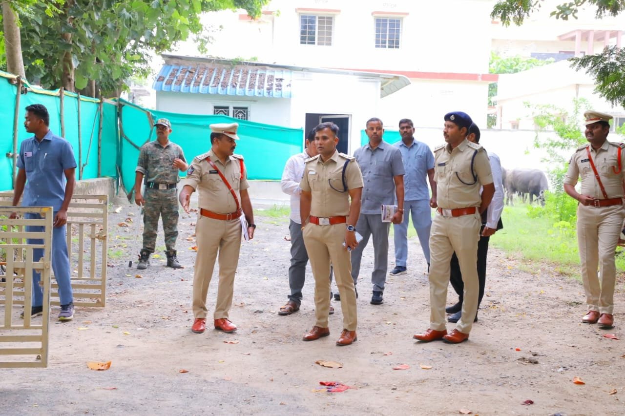 అమరావతి, పెద్దకూరపాడు  సత్తెనపల్లి టౌన్ పోలీస్ స్టేషన్‌ లను ఆకస్మికంగా తనిఖీ చేసిన పల్నాడు జిల్లా ఎస్పీ శ్రీ జగదీష్ ఆదహళ్లి ఐపీయస్ గారు.