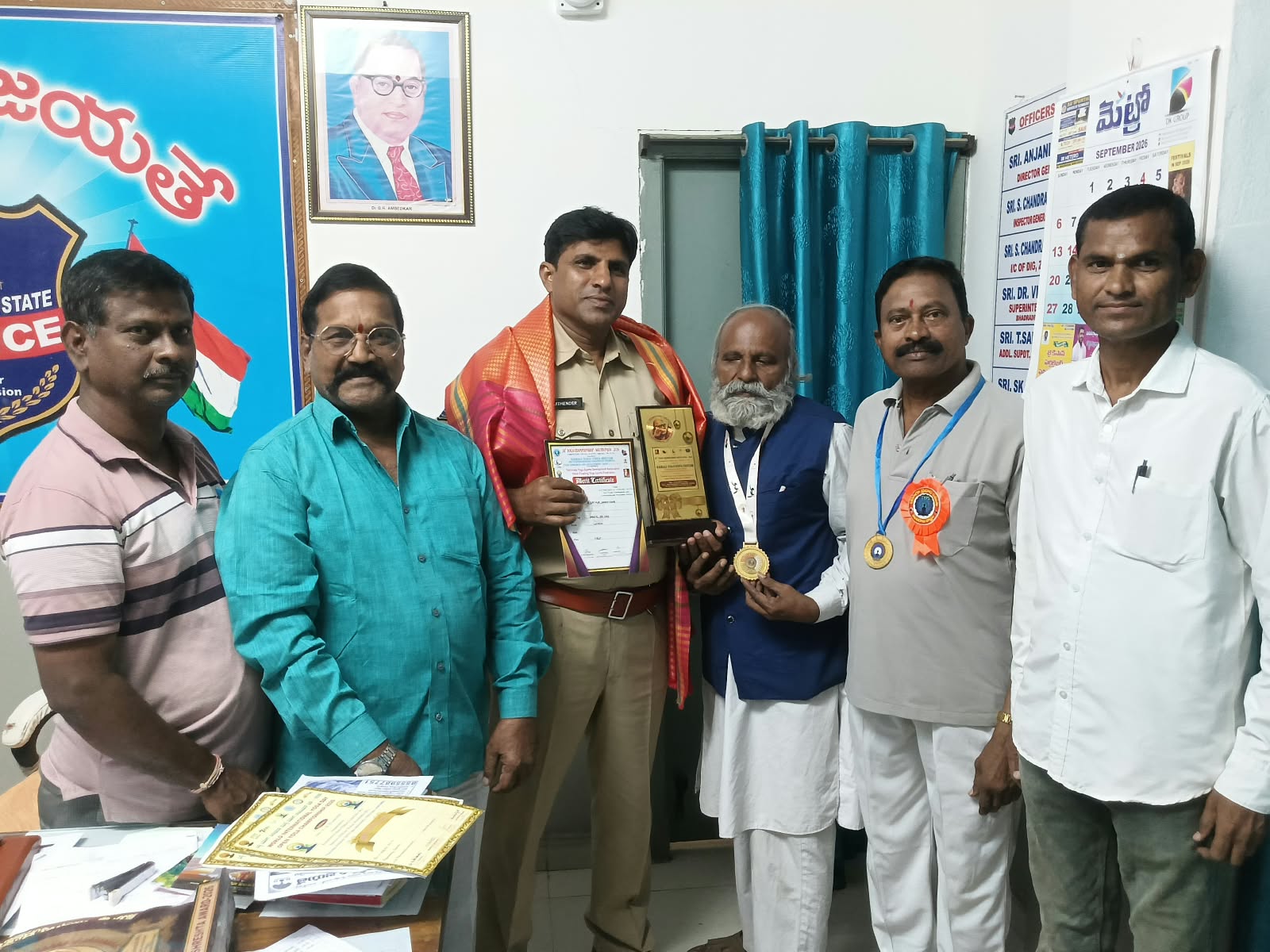 లేబర్ సెల్ ఆధ్వర్యంలో one టౌన్ CI కి సన్మానం