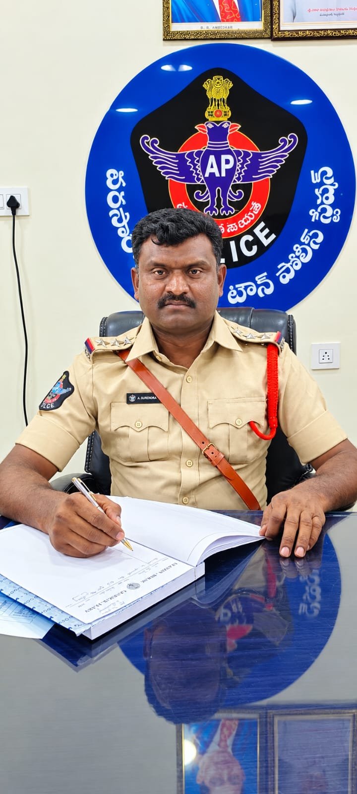 నరసరావుపేట రెండవ పట్టణ (II Town) సీఐ (Circle Inspector) గా బాధ్యతలు స్వీకరించిన సురేంద్ర బాబు గారు