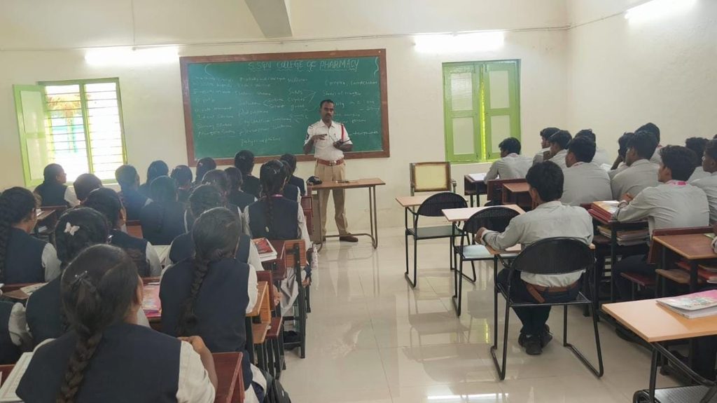 *డ్రగ్స్, ర్యాష్ డ్రైవింగ్ పై నరసరావుపేట SSN కళాశాల విద్యార్థులకు ట్రాఫిక్ పోలీసుల అవగాహన సదస్సు*