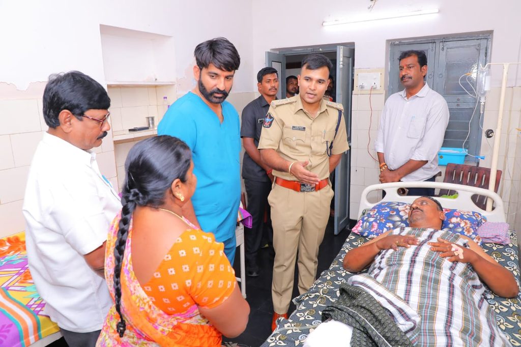 *రోడ్ ప్రమాదంలో గాయపడిన పోలీస్  హెడ్ కానిస్టేబుల్‌ HC 577 J.నరసింహరావు ను పరామర్శించిన పల్నాడు జిల్లా ఎస్పీ జగదీష్ అదహళ్లి ఐపీఎస్ గారు.*