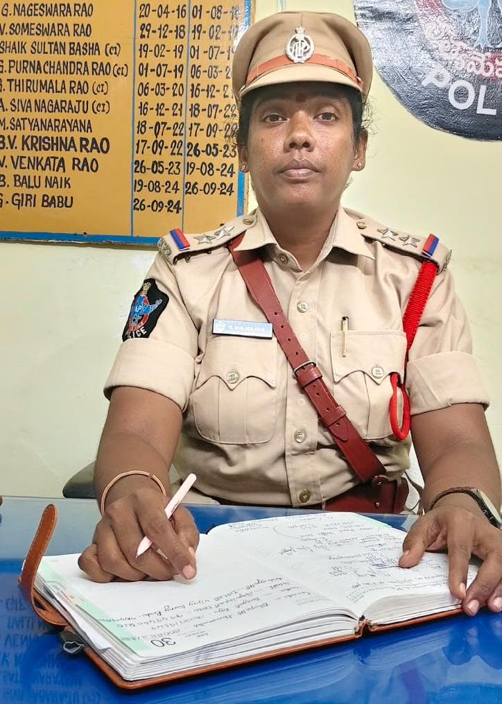 పల్నాడు జిల్లా పెదకూరపాడు పోలీస్ స్టేషన్ నూతన ఎస్సైగా ఈరోజు బాధ్యతలు స్వీకరించిన సంధ్యారాణి.!