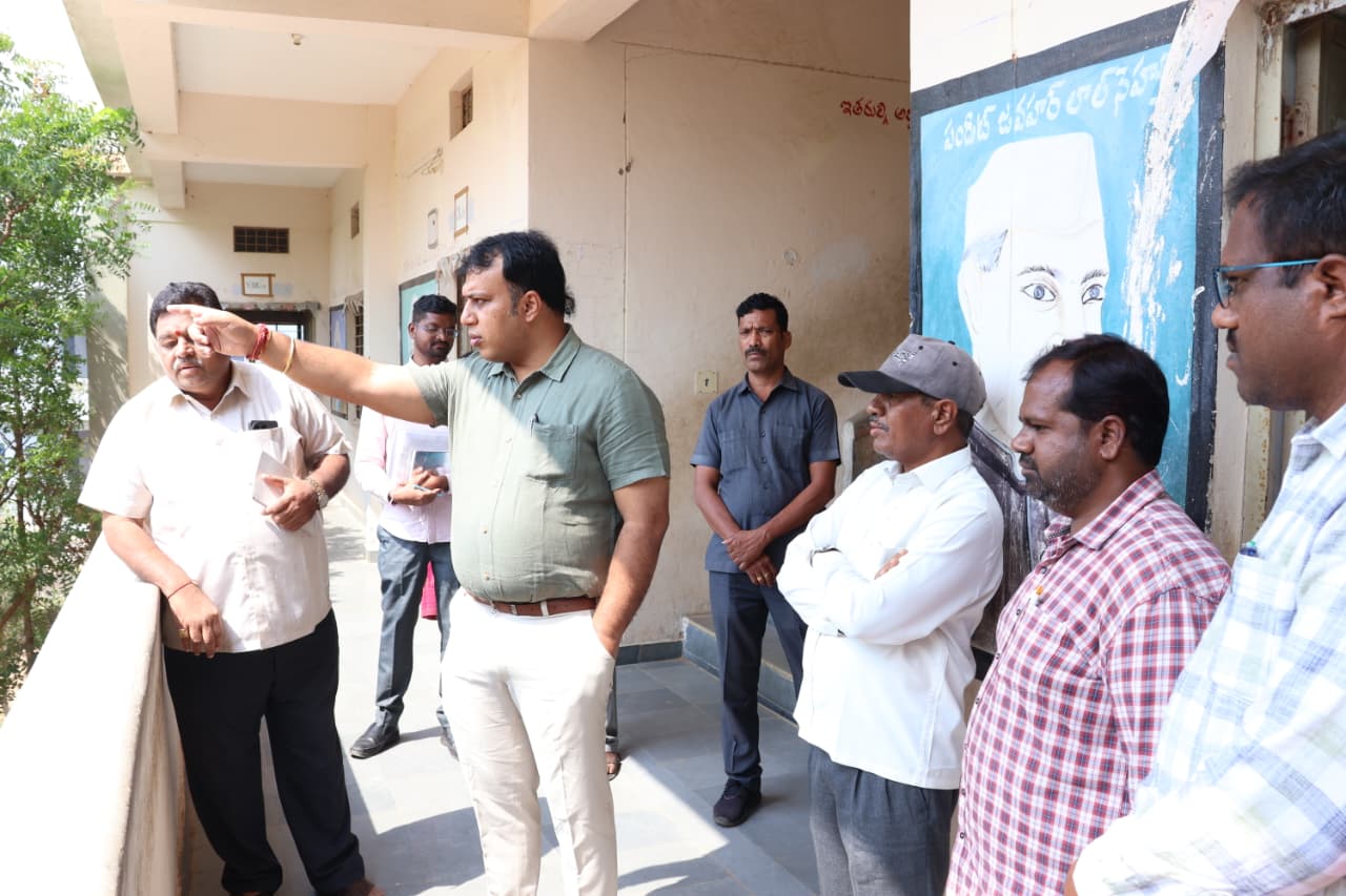 జిల్లా కలెక్టర్ నర్మెట మండల కేంద్రం లో గిరిజన సంక్షేమ ఆశ్రమ పాఠశాల ఆకస్మిక తనిఖీ