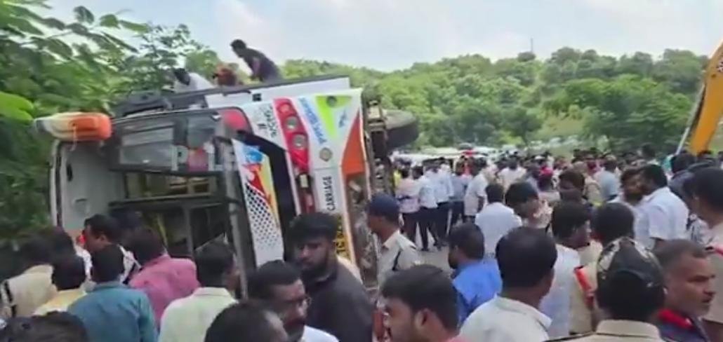 వికారాబాద్ జిల్లా అనంతగిరి కొండల్లో ఘోర ప్రమాదం.. నలుగురు మృతి