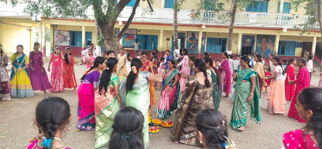 సిద్ధార్థ గురుకులంలో ముందస్తుగా బతకమ్మ వేడుకలు