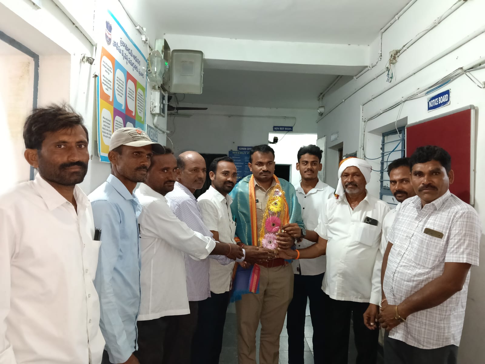 చెన్నారావుపేట ఎస్సైని కలిసిన పాపయ్యపేట… అమృతండా గ్రామస్తులు