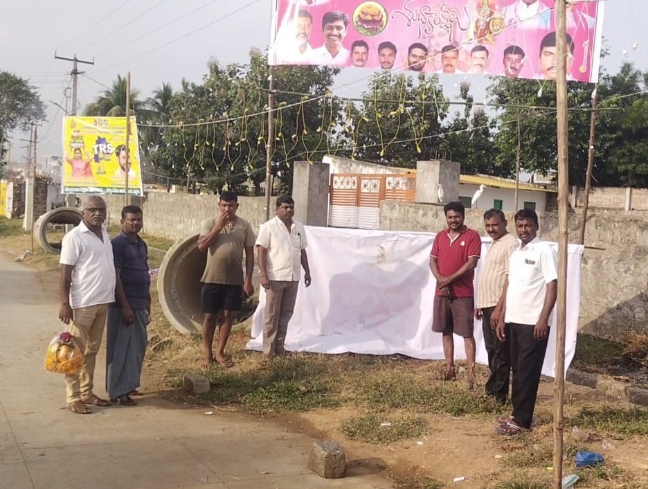 చెన్నారావుపేటలో బిఆర్ఎస్ ఫ్లెక్సీ చింపివేత..