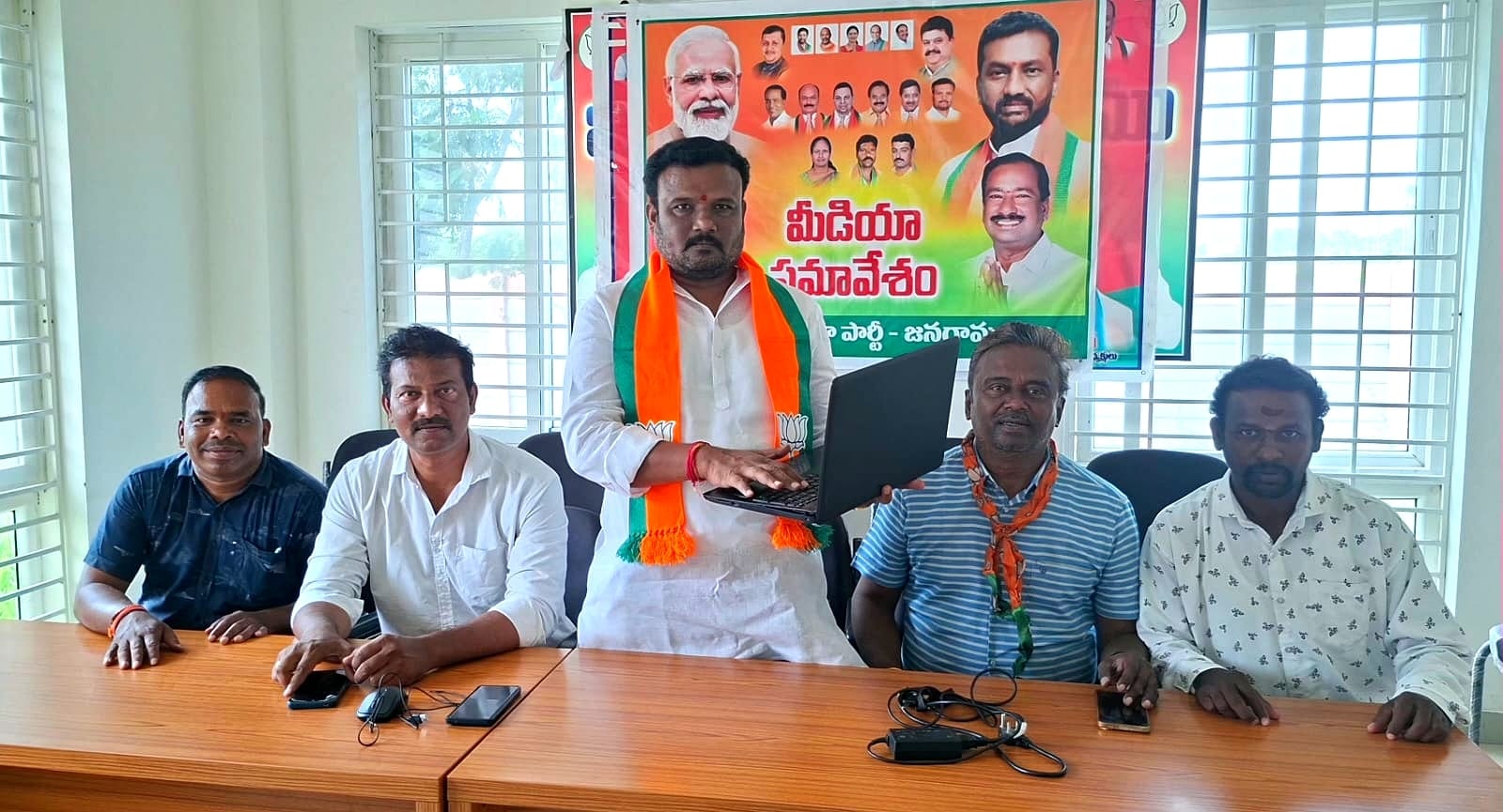 పట్టభద్రుల ఎమ్మెల్సీ ఎన్రోల్మెంట్ సెంటర్ ప్రారంభించిన రాష్ట్ర బిజెపి నాయకులు ఉడుగుల రమేష్