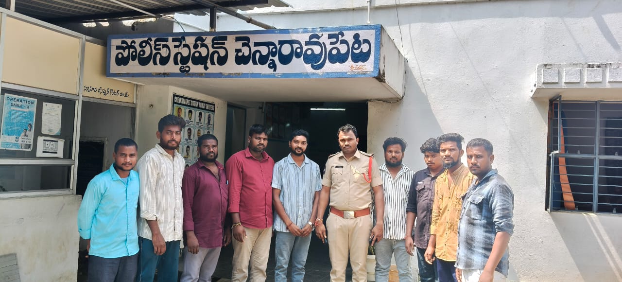 ఎస్‌ఐ గోవర్ధన్ ను కలిసిన ఫ్రెండ్స్ యూత్ సభ్యులు