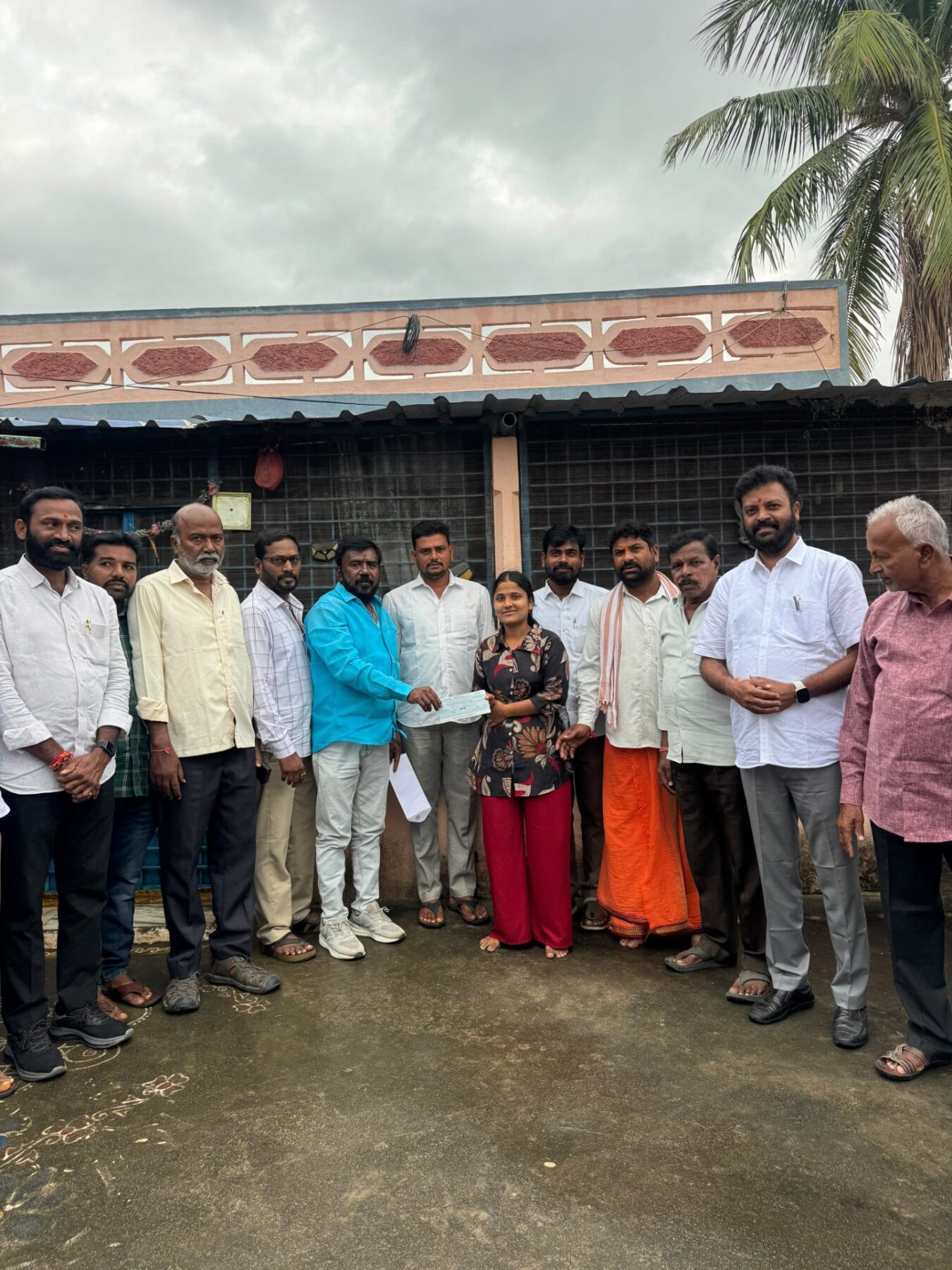 పేద విద్యార్థిని వైద్య విద్య కు ఎమ్మెల్సీ పోచంపల్లి శ్రీనివాస్ రెడ్డి ఆర్థిక భరోసా