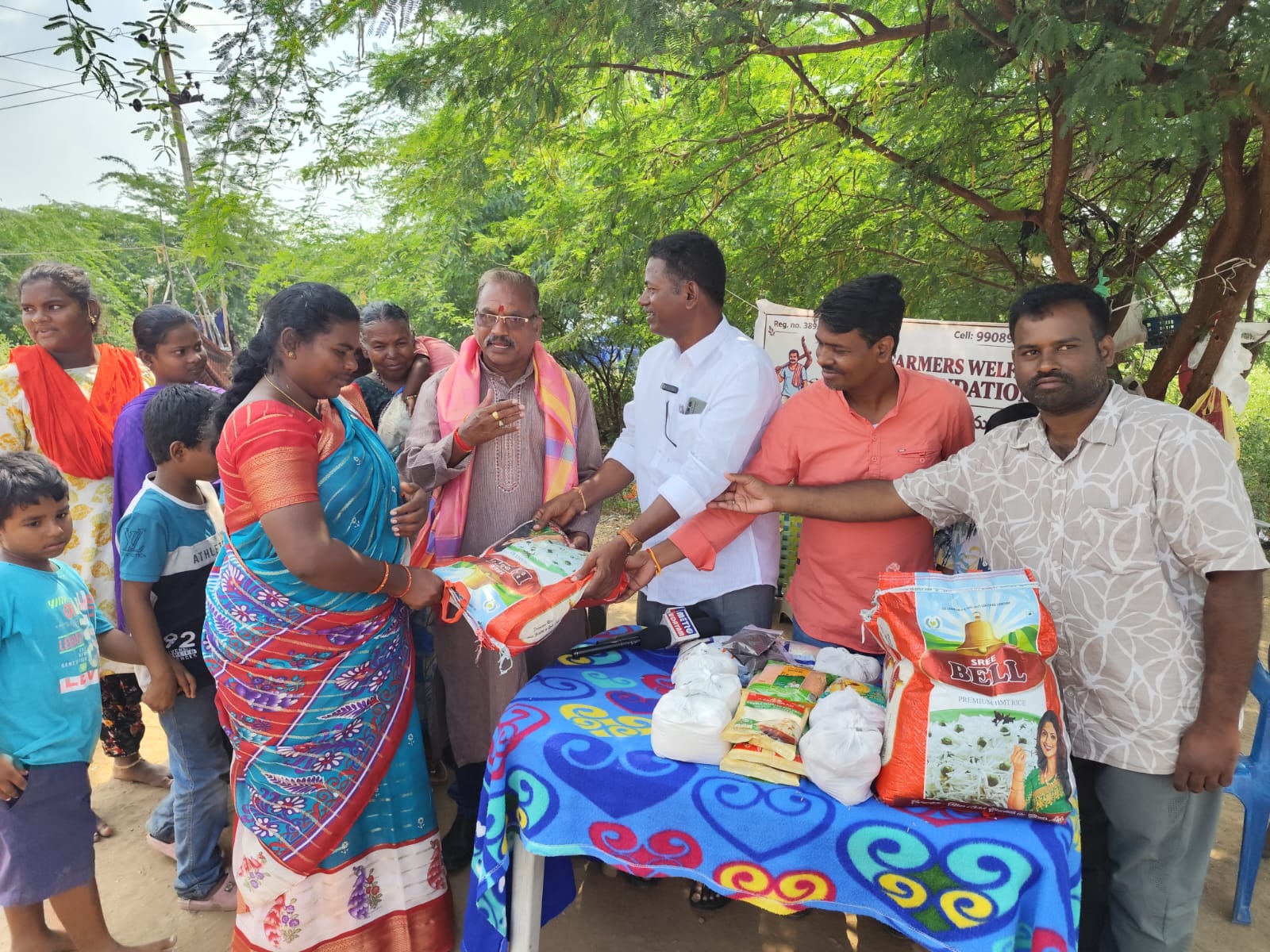 ఫార్మర్స్ వేల్ఫేర్ ఫౌండేషన్ (రైతు సంక్షేమ సంస్థ ) నిరుపేద కుటుంబాలకు నిత్యావసర సరుకుల పంపిణీ