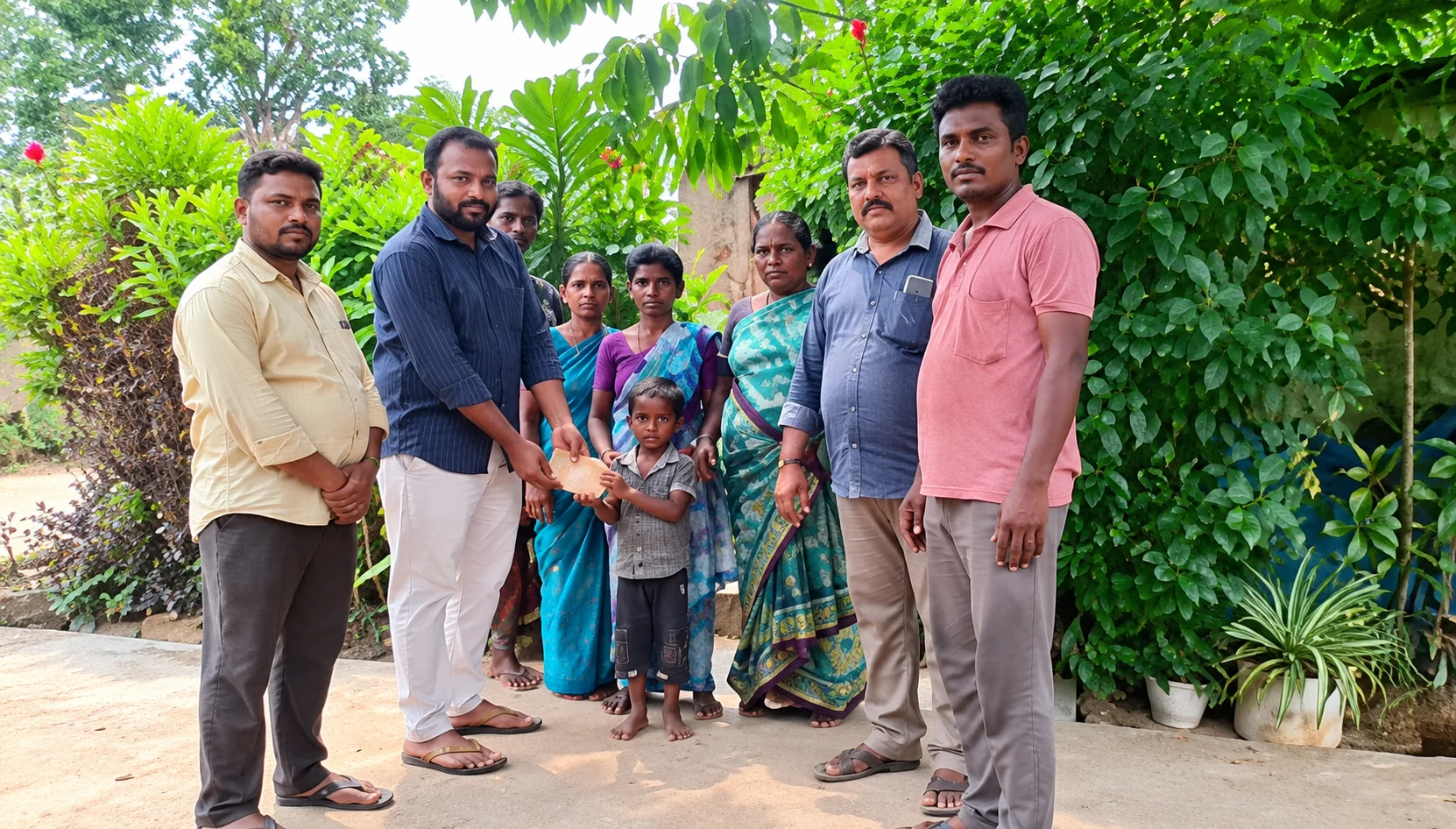 గిరిజన మృతుడి కుటుంబానికి ఆర్థిక సాయంఅండగా నిలిచిన జనసేన నాయకులు