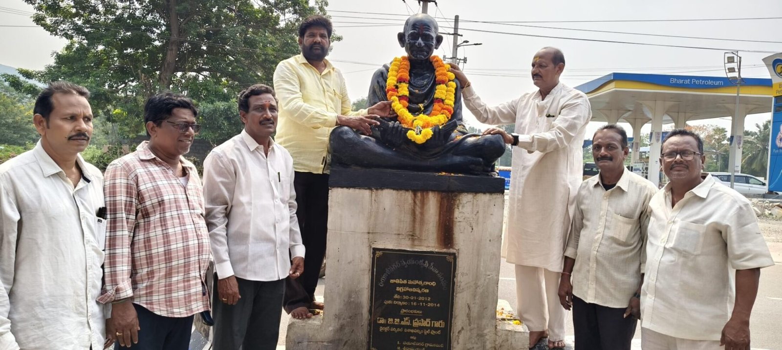 గాంధీజీకి నివాళులర్పించిన విశాఖ పార్లమెంటరీ నియోజకవర్గ టీడీపీ మాజీ ఉపాధ్యక్షులు పులి వెంకట రమణారెడ్డి