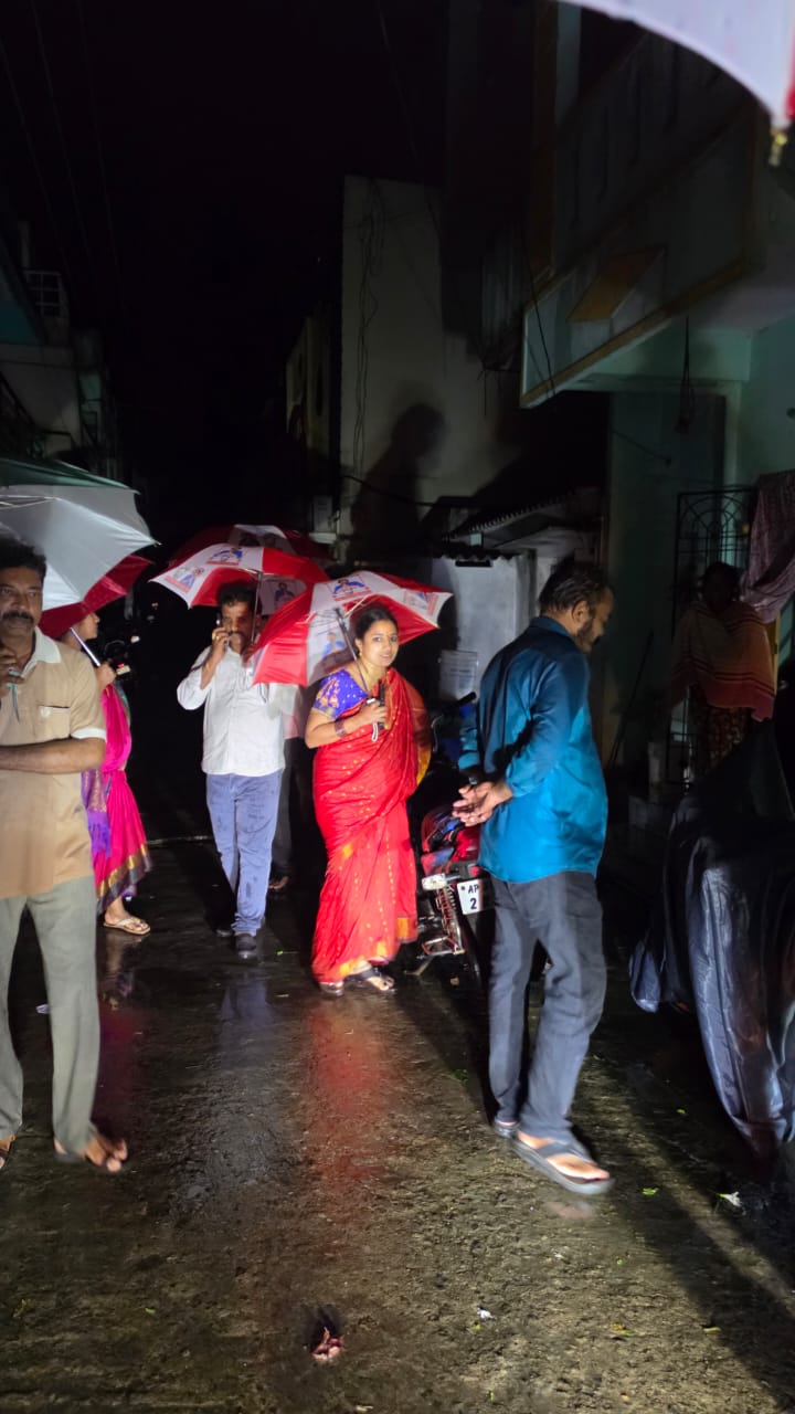 ప్రజలను కలుస్తూ విస్తృతంగా ప్రచారం