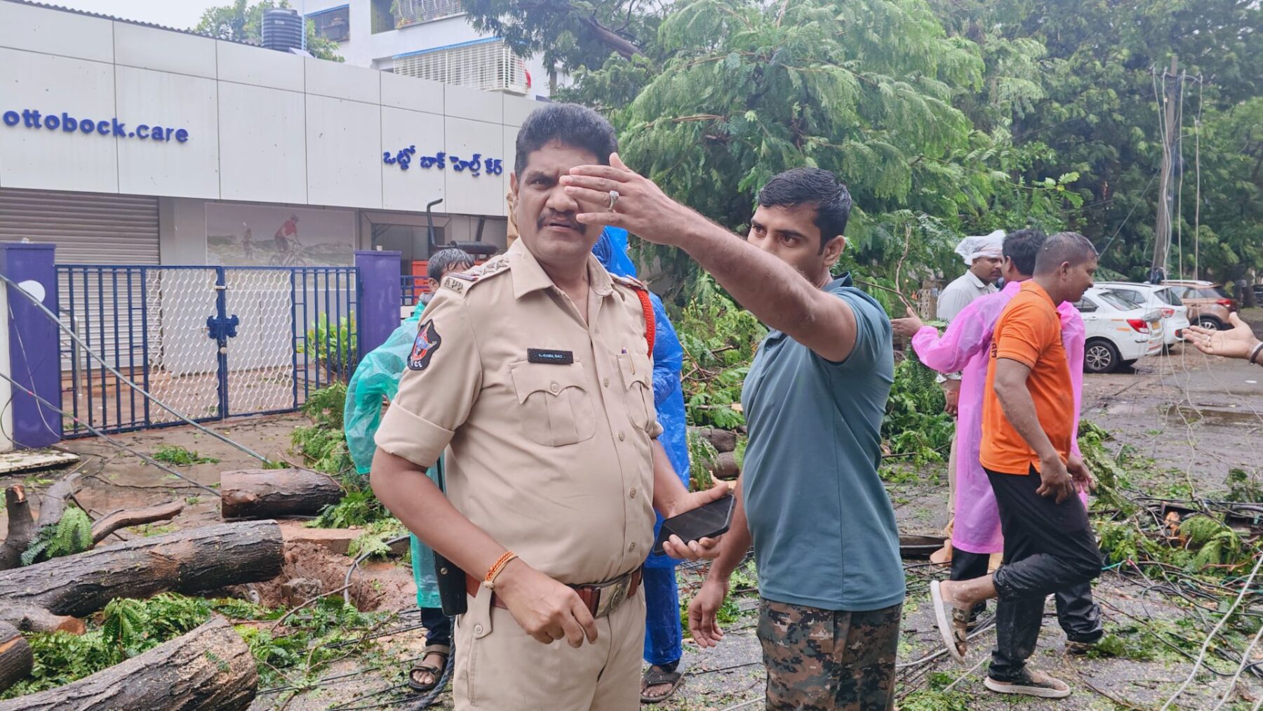 ఈదురుగాలులు, భారీ వర్షాల బీభత్సం: రోడ్డుపై విరిగిపడిన భారీ చెట్టు