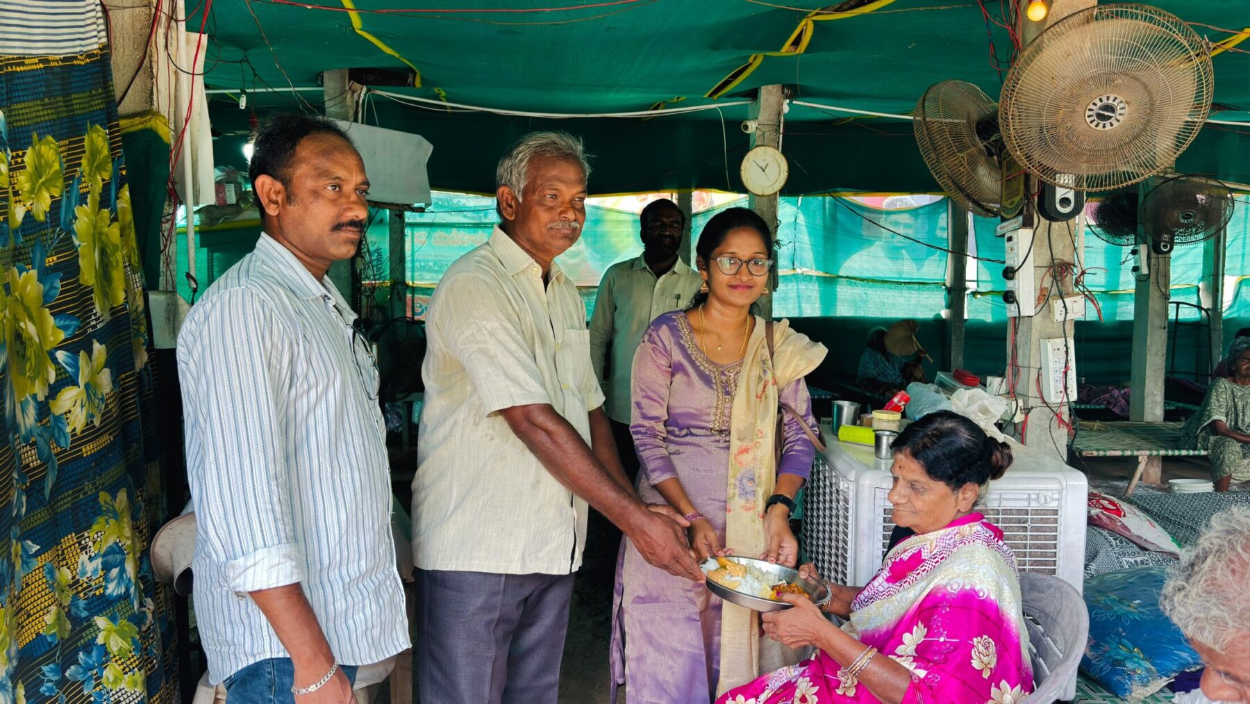 60 మంది దివ్యాంగులు, వృద్ధులకు అన్నదానం
