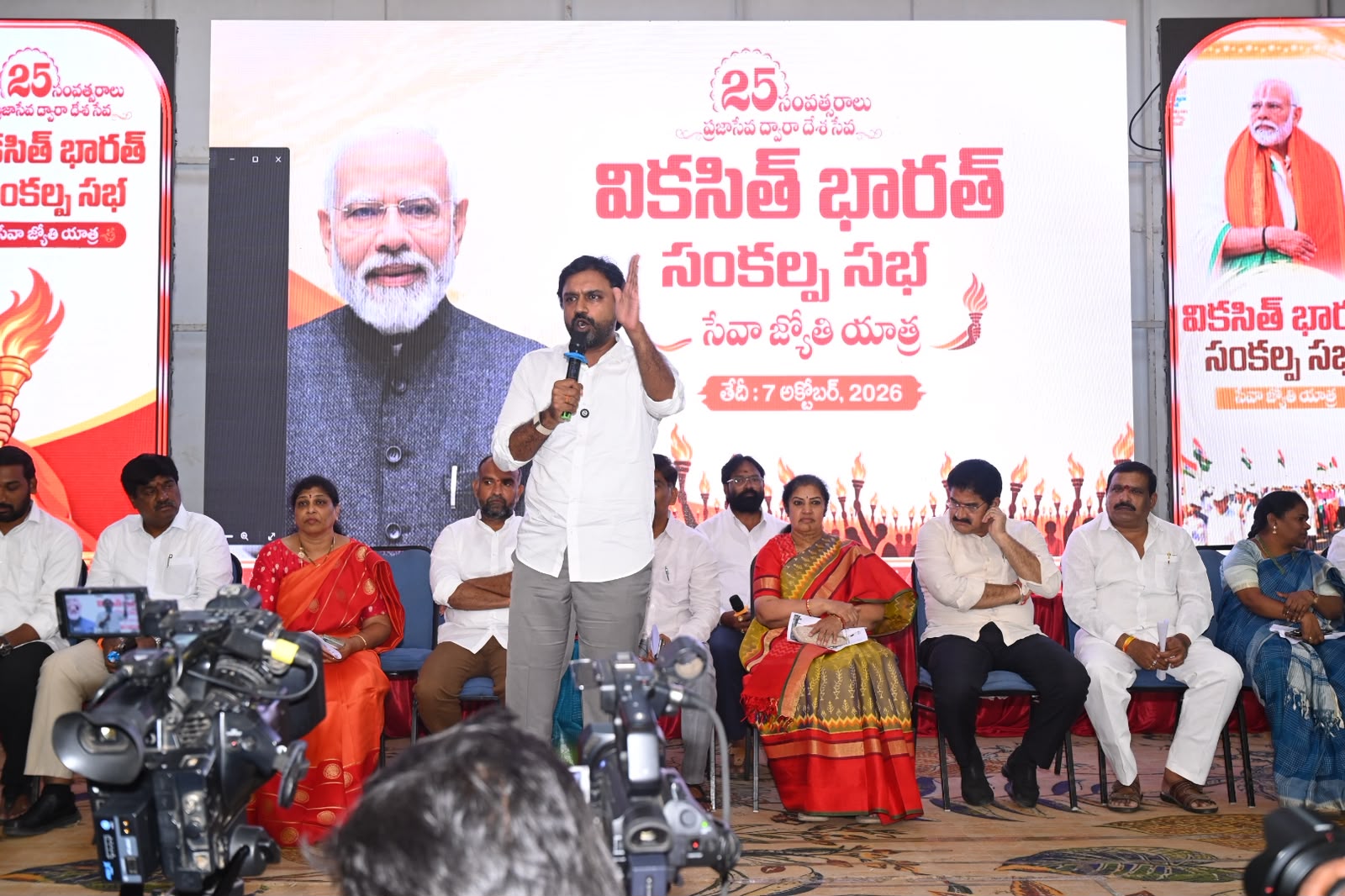 మోదీ 25 ఏళ్ల ప్రజా సేవ స్ఫూర్తిదాయకం