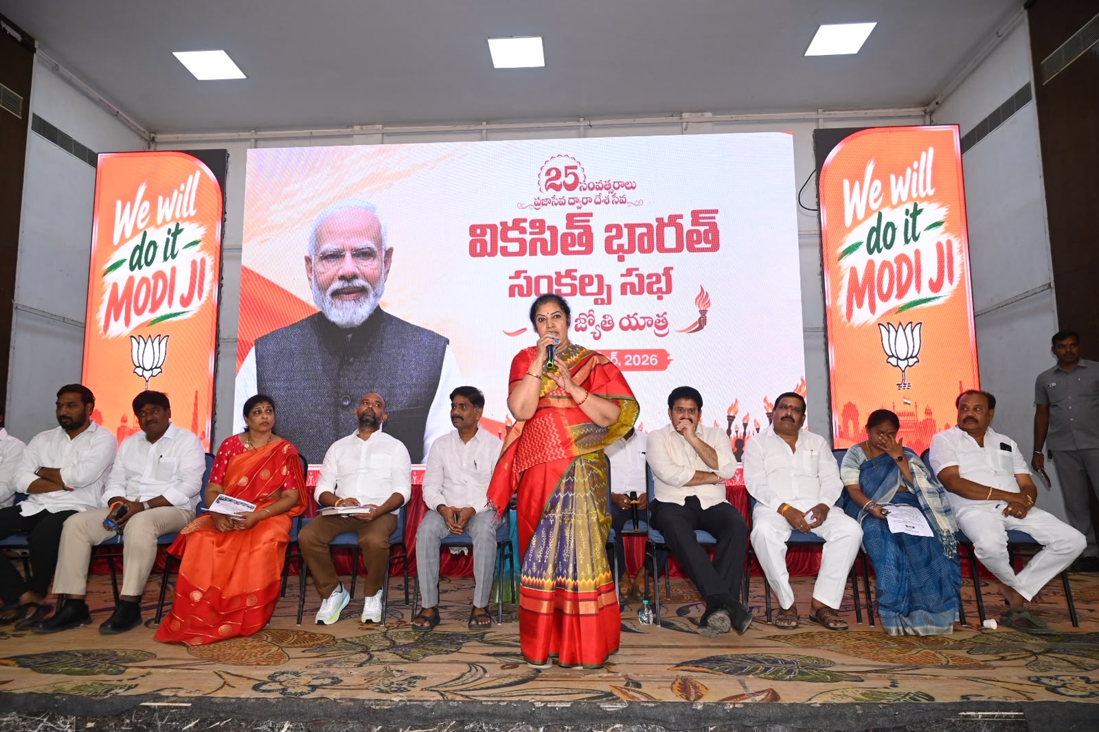 మోదీ 25 ఏళ్ల ప్రజా సేవ స్ఫూర్తిదాయకం