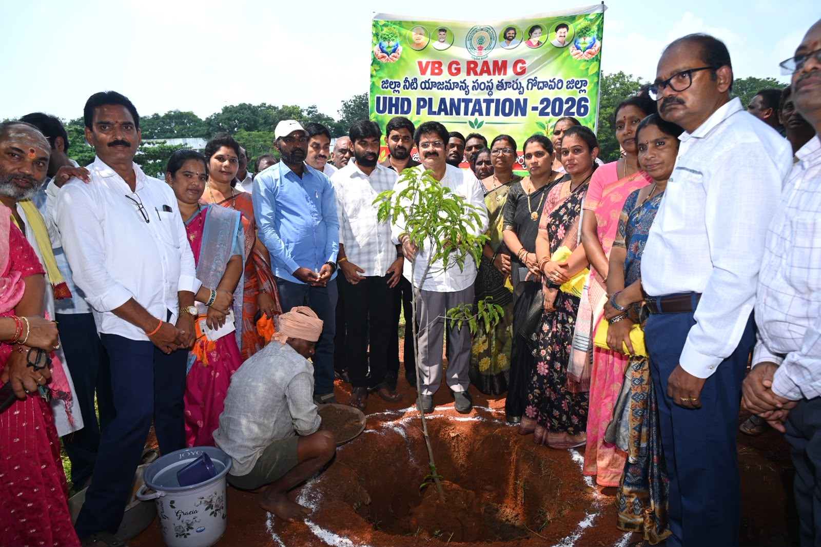 అనంత అరణ్య ప్రాజెక్ట్‌లో మొక్కలు నాటిన ఎమ్మెల్యే నల్లమిల్లి