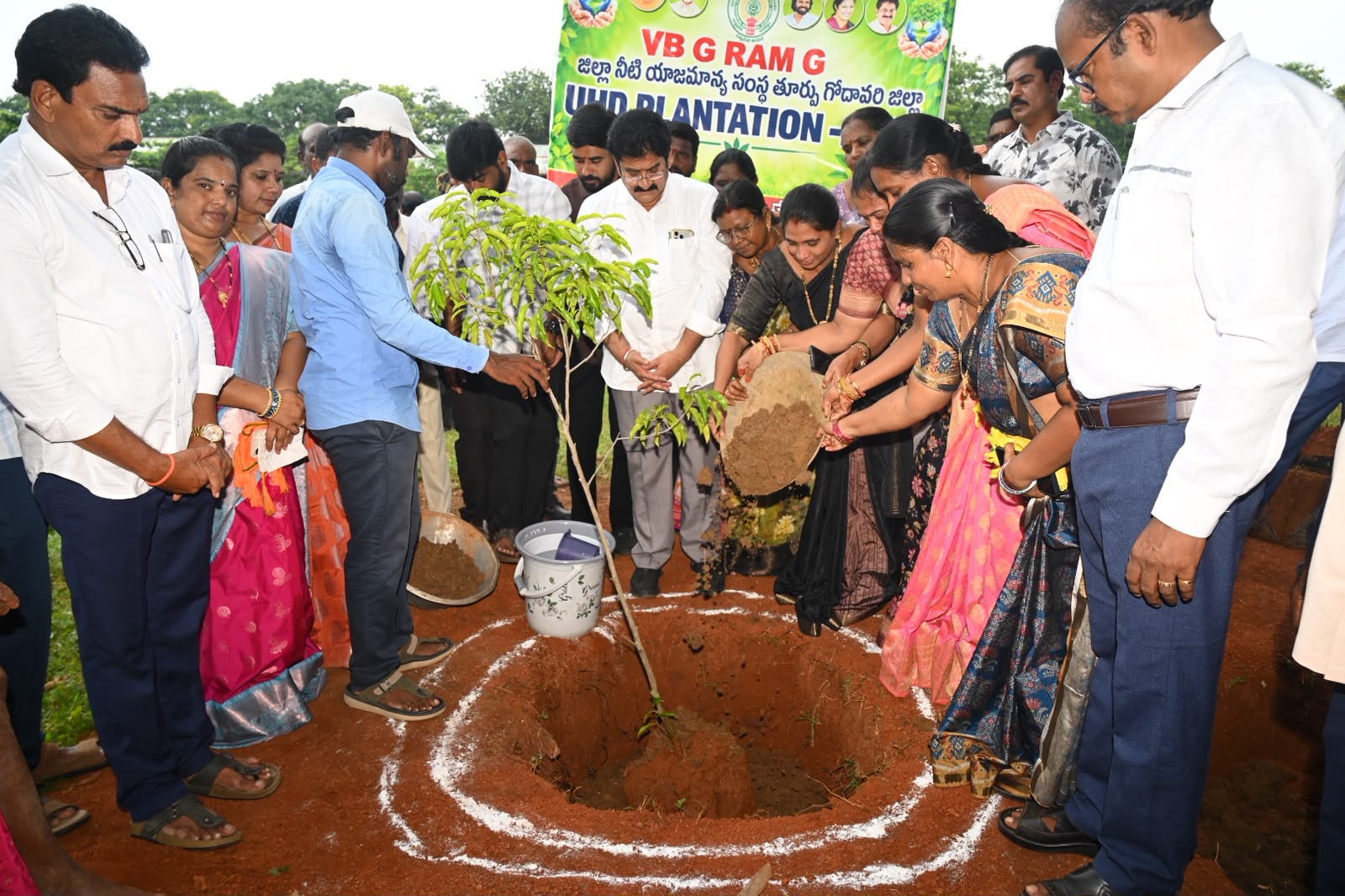 అనంత అరణ్య ప్రాజెక్ట్‌లో మొక్కలు నాటిన ఎమ్మెల్యే నల్లమిల్లి