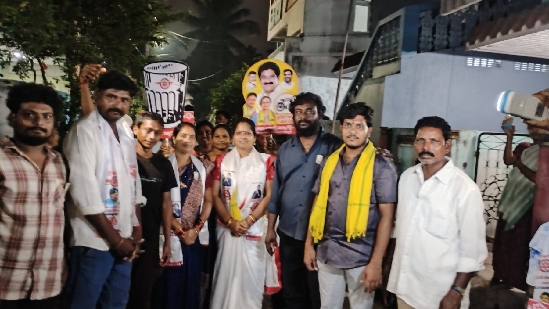 బిక్కవోలులో జనసేన ఎంపీటీసీ అభ్యర్థిని పాలికి బేబీ ఎన్నికల ప్రచారం