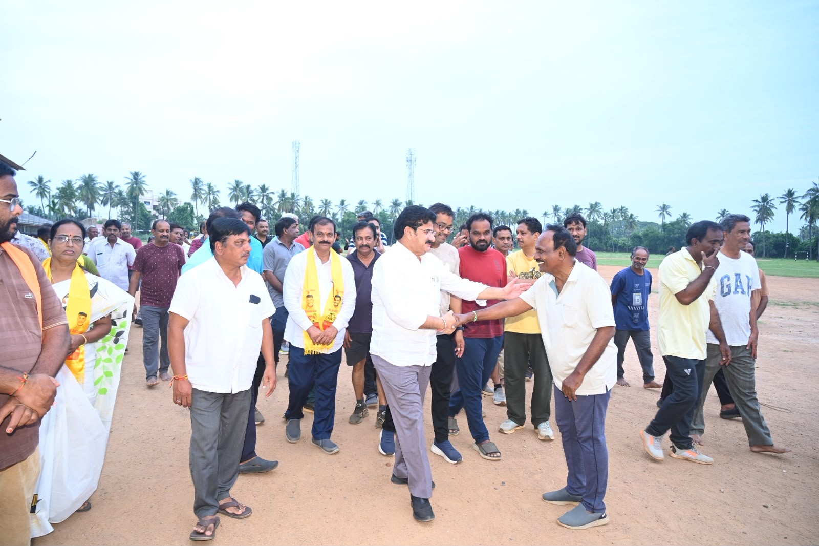 వాకర్స్‌ను కలిసి కూటమి అభ్యర్థులకు మద్దతు కోరిన ఎమ్మెల్యే రామకృష్ణారెడ్డి