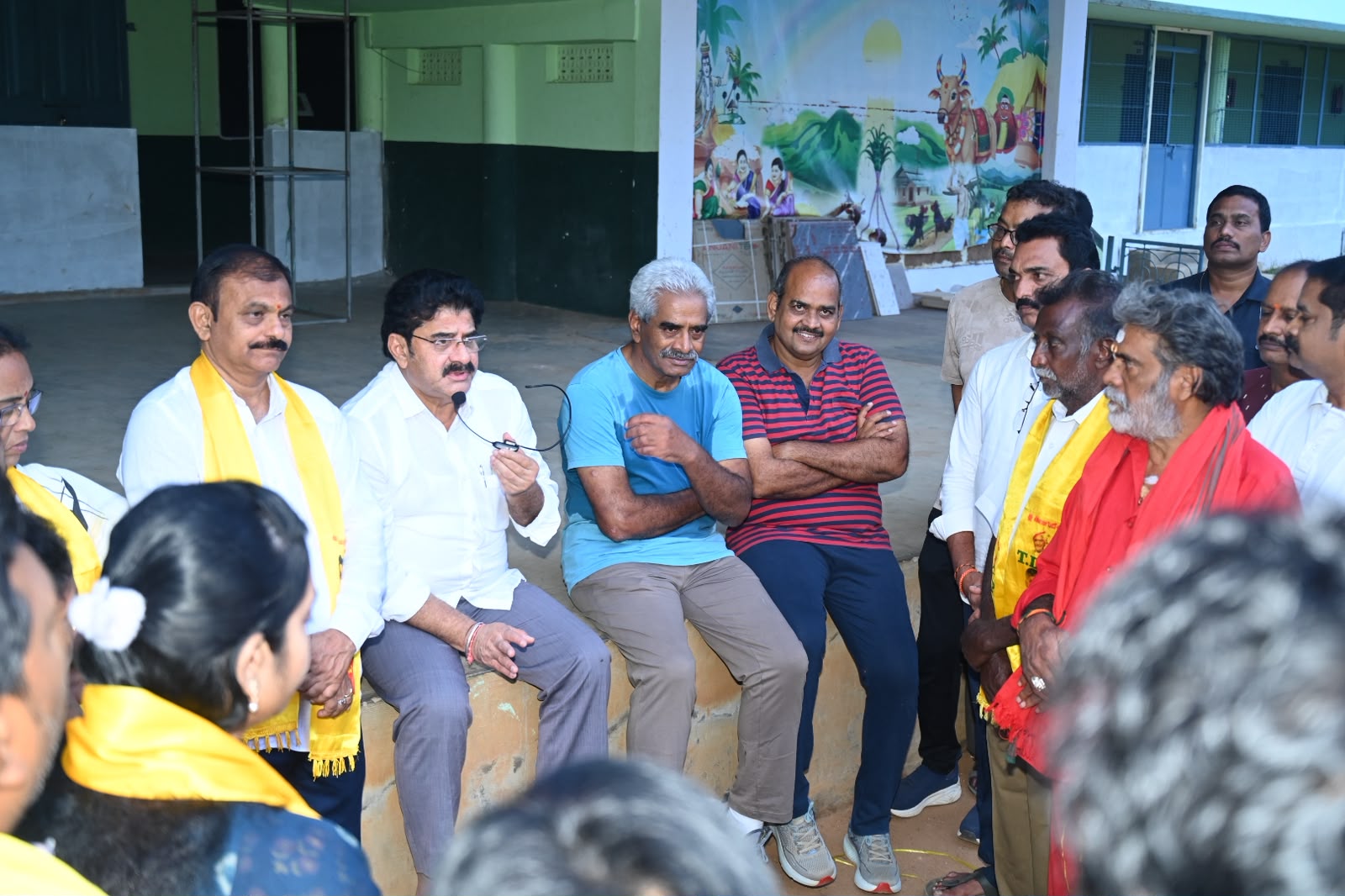 వాకర్స్‌ను కలిసి కూటమి అభ్యర్థులకు మద్దతు కోరిన ఎమ్మెల్యే రామకృష్ణారెడ్డి