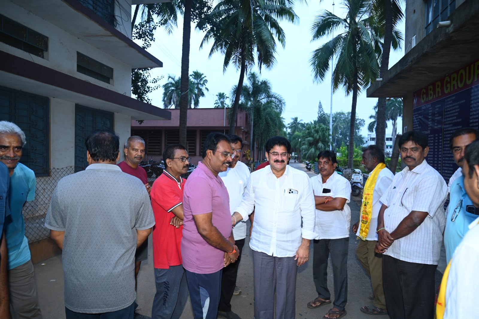 వాకర్స్‌ను కలిసి కూటమి అభ్యర్థులకు మద్దతు కోరిన ఎమ్మెల్యే రామకృష్ణారెడ్డి