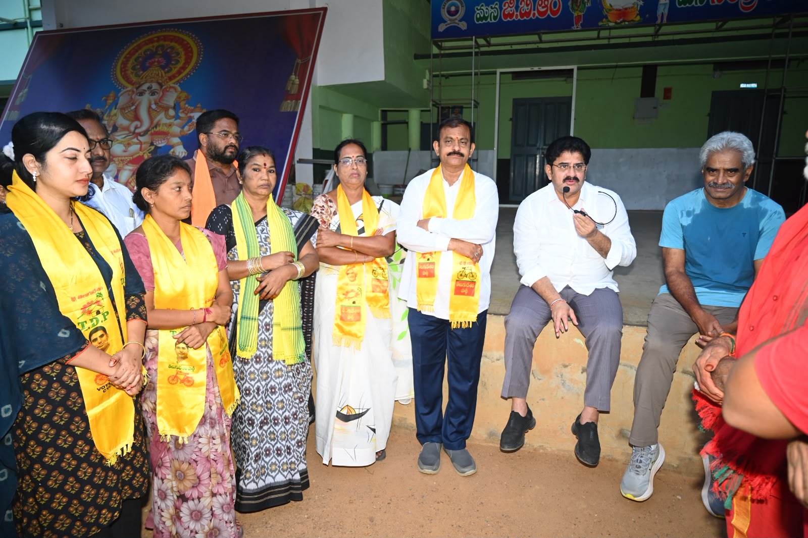 వాకర్స్‌ను కలిసి కూటమి అభ్యర్థులకు మద్దతు కోరిన ఎమ్మెల్యే రామకృష్ణారెడ్డి