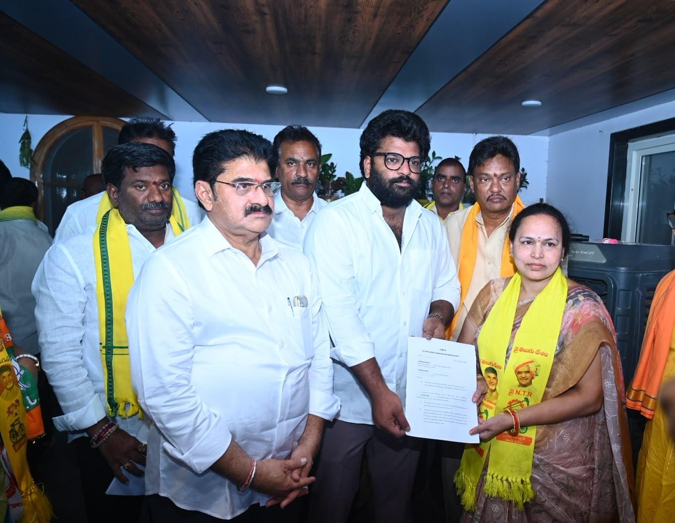 జెడ్పీటీసీ, ఎంపీటీసీ అభ్యర్థులకు బి-ఫారాలు అందజేసిన ఎమ్మెల్యే నల్లమిల్లి